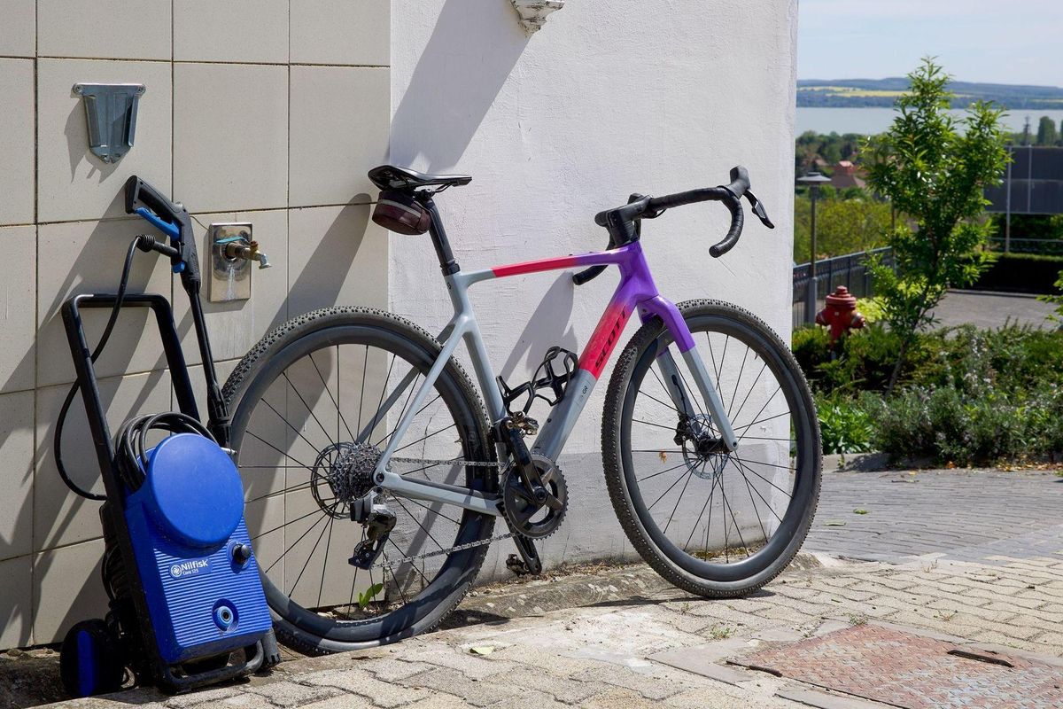 Mosd le a bring&aacute;d a Balaton Bike Hotelekben .jpg